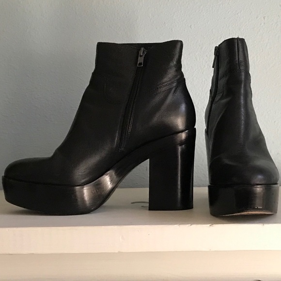 ASH DAKOTA - Picture 3 of 11